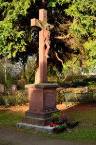 Eddersheim, Friedhof, Kreuz (1)