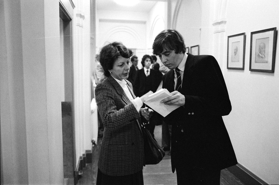 Ed Nijpels (VVD) (r) in gesprek met kandidaat-minister Neelie Smit-Kroes, in de , Bestanddeelnr 932-3845