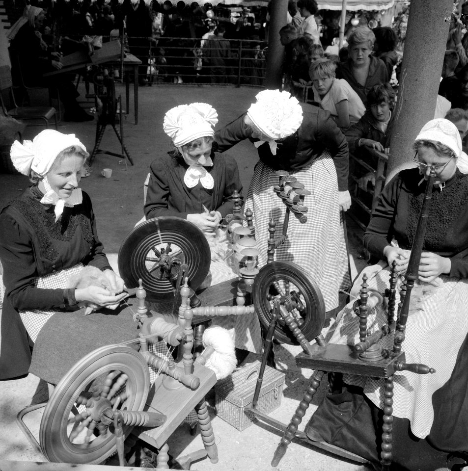 Ede viert feest, dames demonstreren kunst van wolspinnen, Bestanddeelnr 916-7785