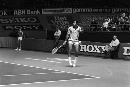 Eddy Dibbs, tegenstander van Björn Borg, in actie, Bestanddeelnr 930-4796