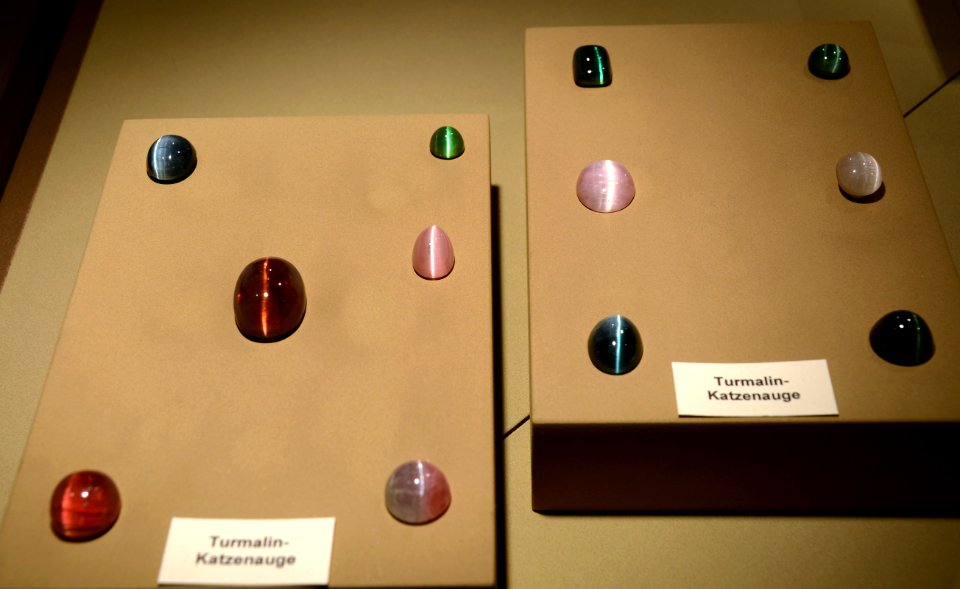 Edelsteinmuseum 10 11 2012 Tourmalines oeil-de-chat