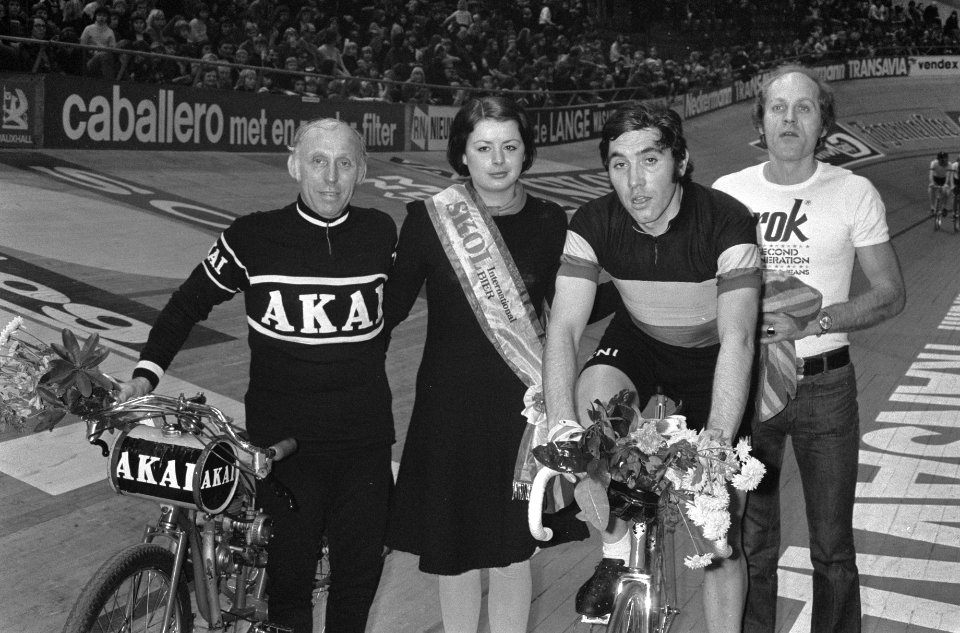 Eddy Merckx (tweede van rechts) met bloemen, Bestanddeelnr 926-9537