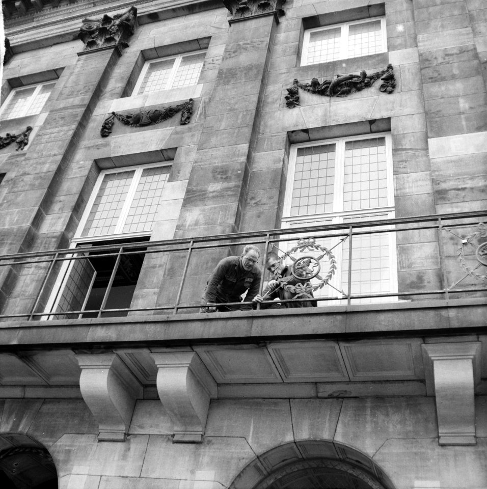 Edelsmeden aan het werk op balkon van Koninklijk Paleis de Dam, Bestanddeelnr 917-3524