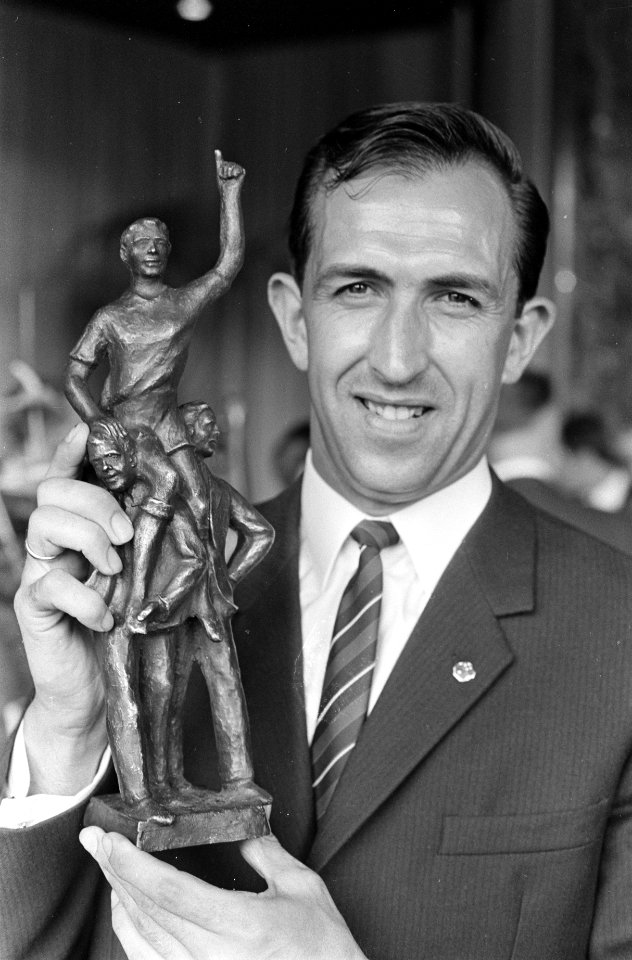 Eddy Pieters Graafland voetballer van het jaar, Eddy met beeldje, Bestanddeelnr 920-3747
