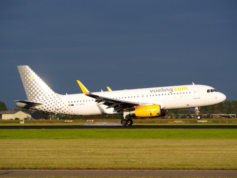 EC-MFM Vueling Airbus A320-232(WL), landing at Schiphol (AMS - EHAM), pic5