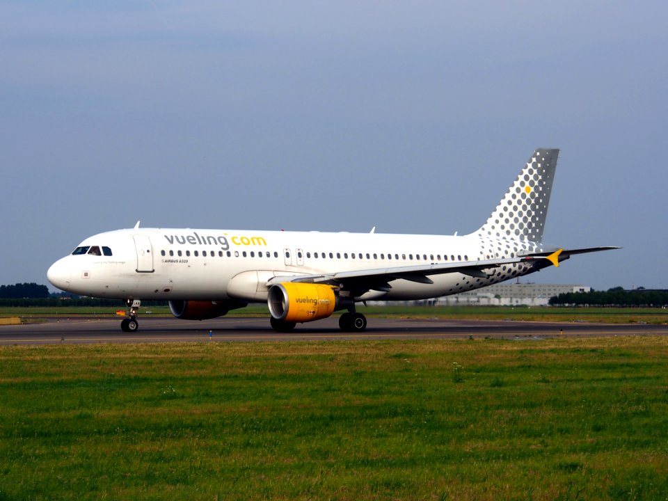 EC-LAB Vueling Airbus A320-214 - cn 2761, taxiing 22july2013 pic-001