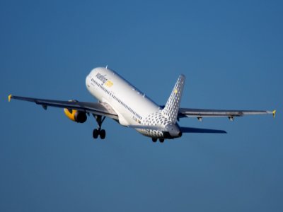 EC-LRA Vueling Airbus A320-232 takeoff from Schiphol (AMS - EHAM), The Netherlands, 11june2014, pic-3