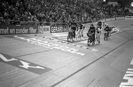 Eddy Merckx (links) passeert Leo Duyndam tijdens de wedstrijd achter dernies, Bestanddeelnr 926-9535