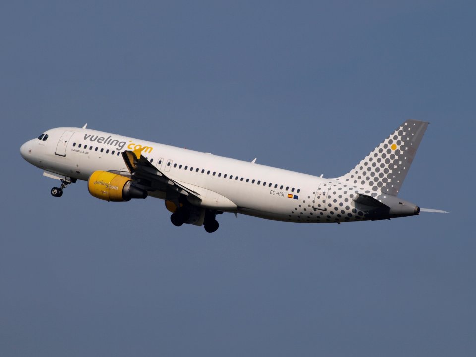 EC-HQI Vueling Airbus A320-214 - cn 1396 take-off, 25august2013 pic2