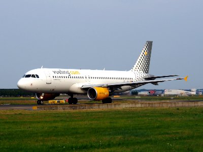 EC-LOP Vueling Airbus A320-214 - cn 4937, taxiing 22july2013 pic-001
