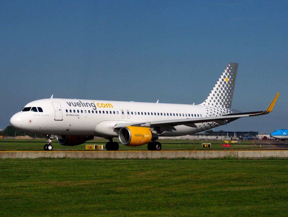 EC-MAO, Vueling Airbusa320 taxiing at Schiphol (AMS - EHAM), The Netherlands, 17may2014, pic-3