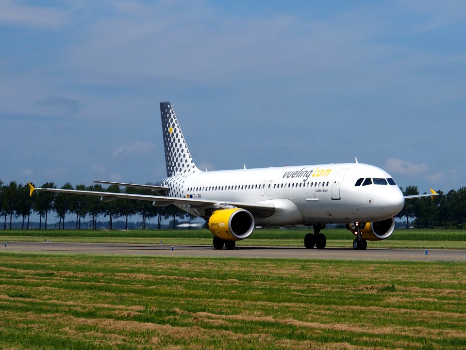 EC-LRN Vueling Airbus A320-214 - cn 3995 pic1