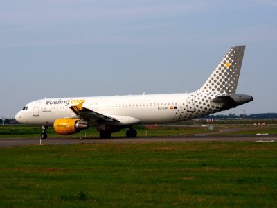 EC-LOP Vueling Airbus A320-214 - cn 4937, taxiing 22july2013 pic-004