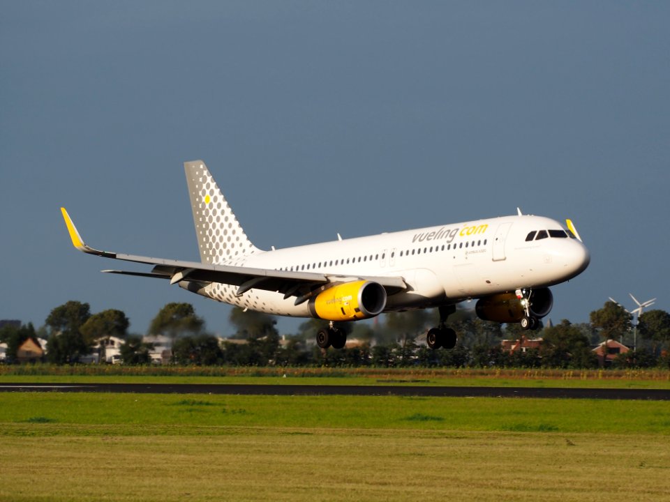 EC-MFM Vueling Airbus A320-232(WL), landing at Schiphol (AMS - EHAM), pic3