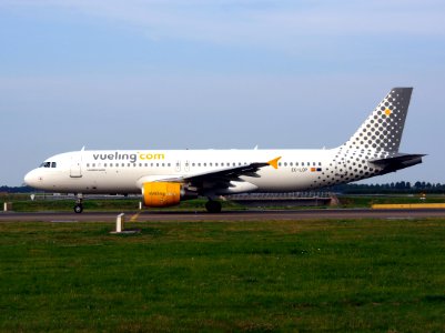EC-LOP Vueling Airbus A320-214 - cn 4937, taxiing 22july2013 pic-003
