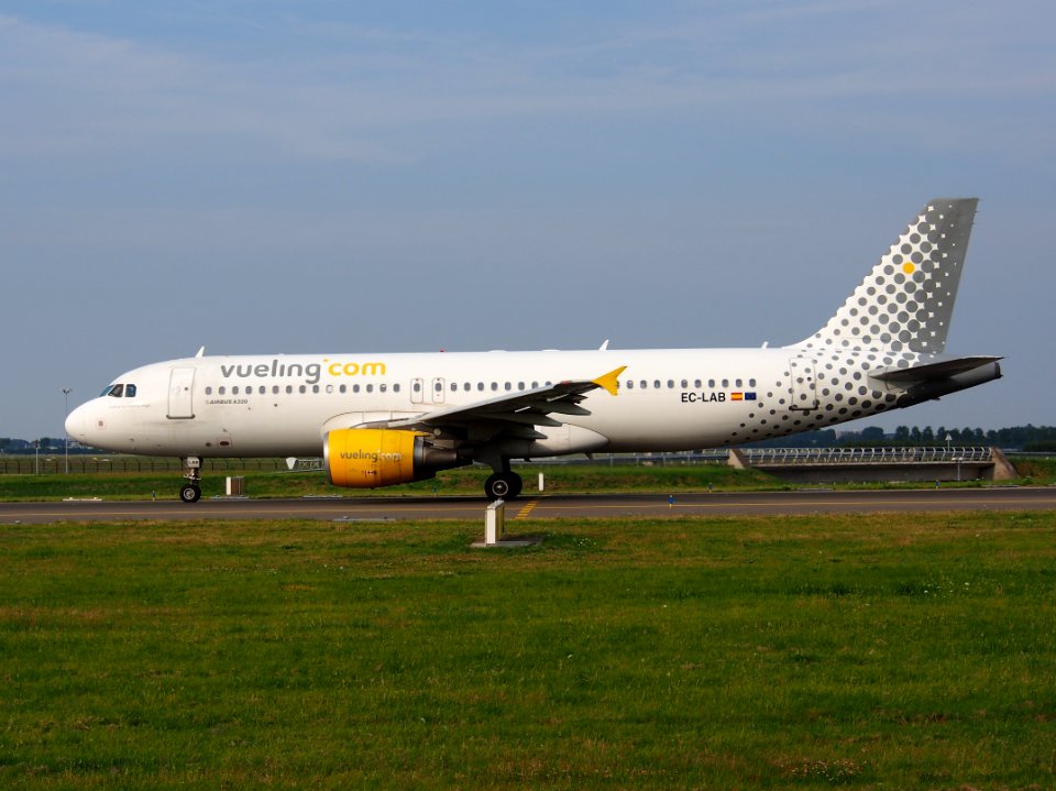 EC-LAB Vueling Airbus A320-214 - cn 2761, taxiing 22july2013 pic-002