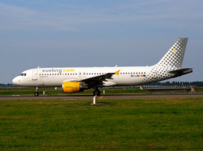 EC-LAB Vueling Airbus A320-214 - cn 2761, taxiing 22july2013 pic-002