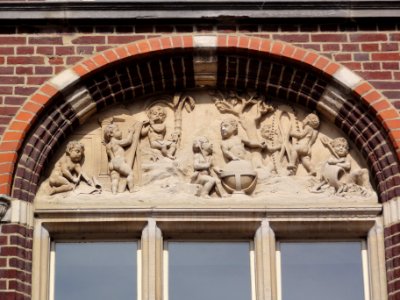 Echt, Limburg, Rijksmonument 525535 voormalig raadhuis, tympaan