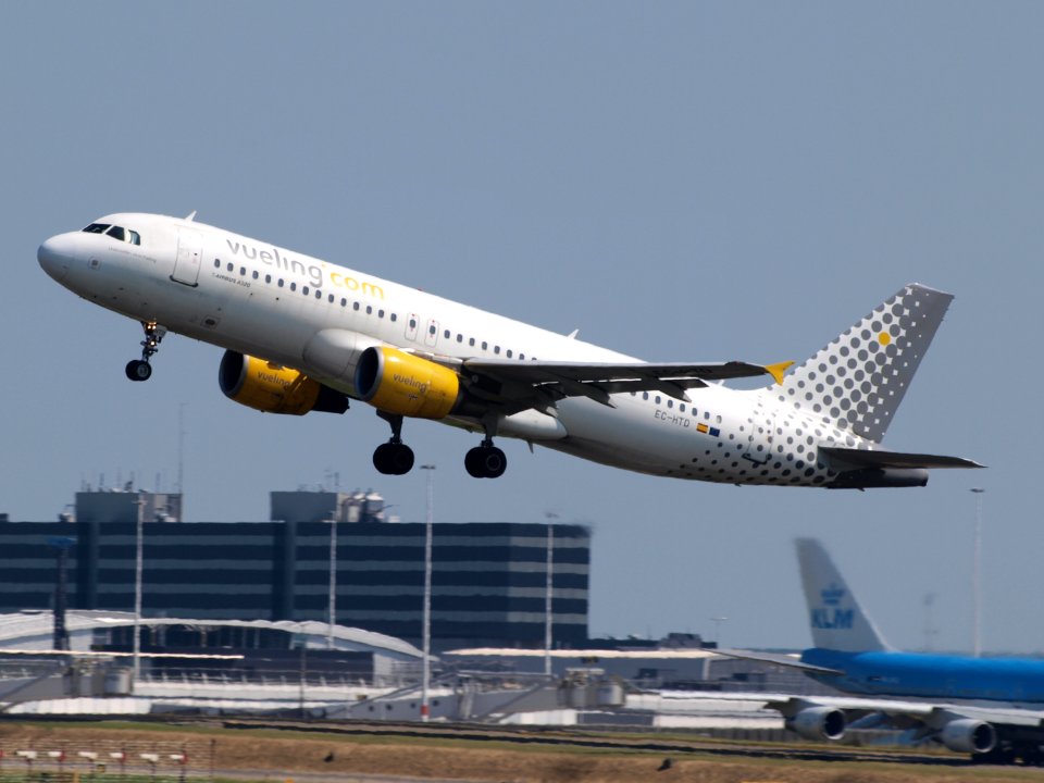 EC-HTD Vueling Airbus A320-214 - cn 1550 take-off 21July2013 pic-002