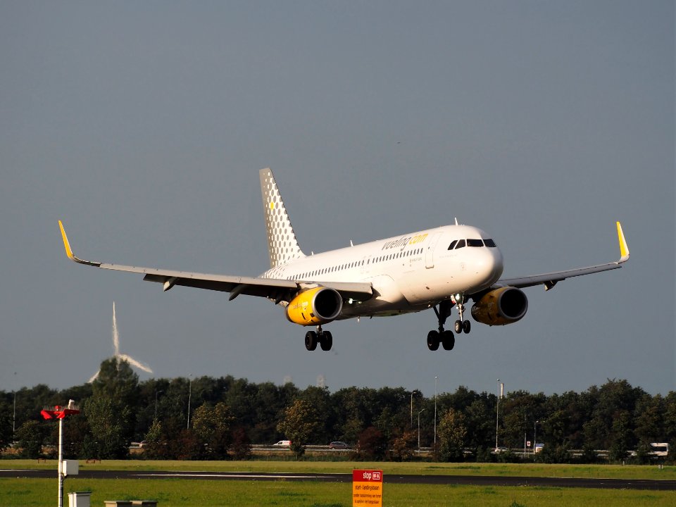 EC-MFM Vueling Airbus A320-232(WL), landing at Schiphol (AMS - EHAM), pic2