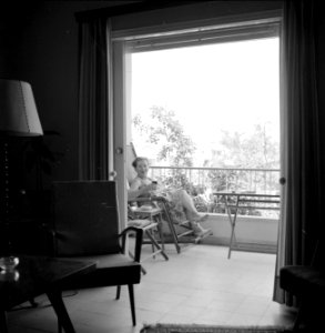 Echtgenote Hilde op het balkon van hun huis in de Kibboets Gal Ed, Bestanddeelnr 255-4969