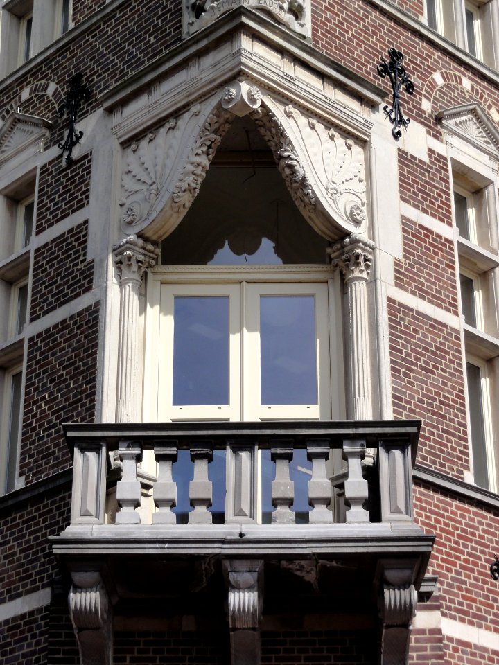 Echt, Limburg, Rijksmonument 525535 voormalig raadhuis, bordes-balkon