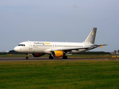 EC-LOP Vueling Airbus A320-214 - cn 4937, taxiing 22july2013 pic-002