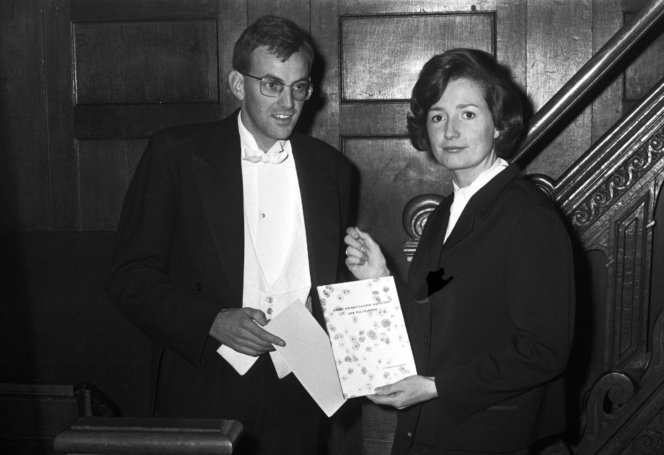 Echtpaar A. E. Meinders (arts) en J. Meinders Groeneveld (biologe) promoveert ge, Bestanddeelnr 923-0880