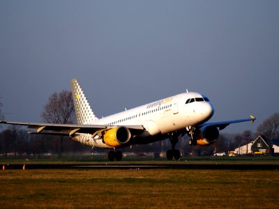 EC-KRH Airbus A320-214, Vueling Airlines, landing at AMS Amsterdam (Schiphol), pic2
