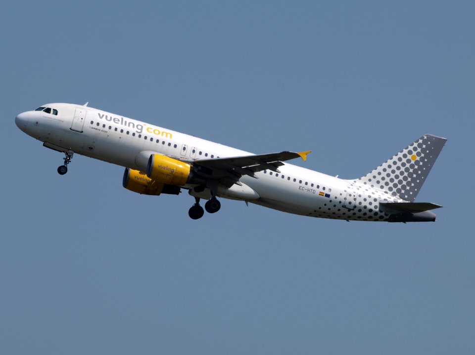 EC-HTD Vueling Airbus A320-214 - cn 1550 take-off 21July2013 pic-003