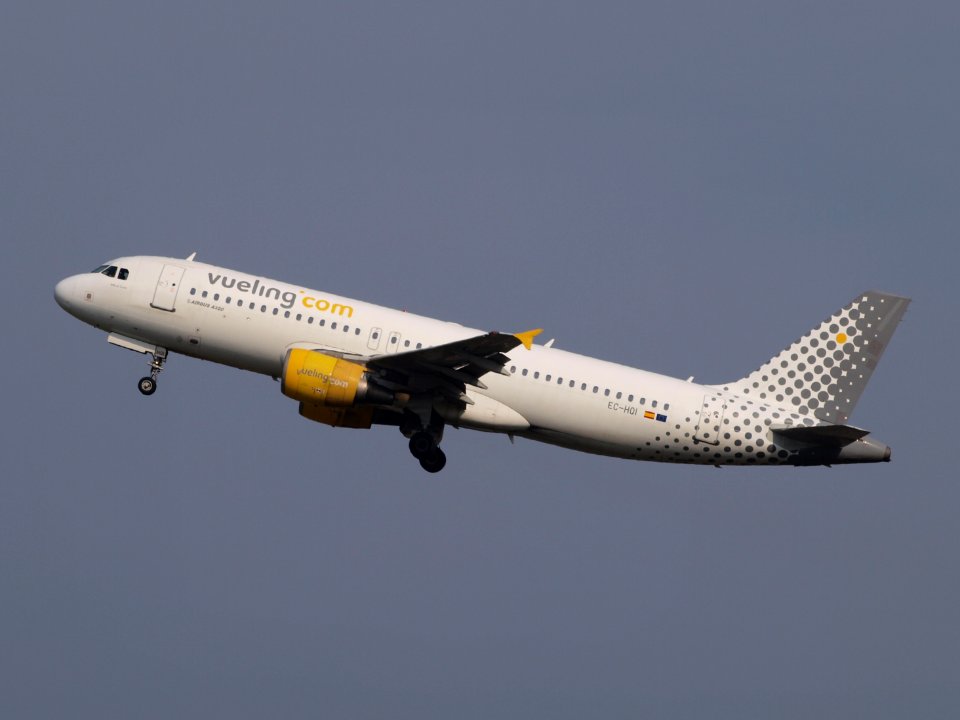 EC-HQI Vueling Airbus A320-214 - cn 1396 take-off, 25august2013 pic1