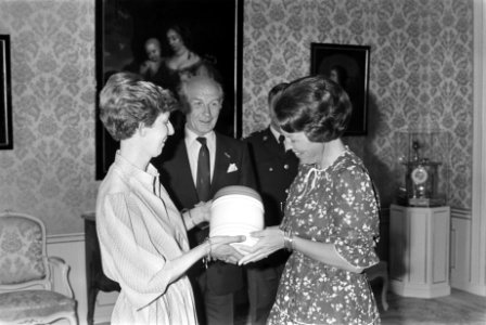 Echtgenote van de schipper, Jacoba Krijgsman-Ouwehand (l) biedt het vaatje aan, , Bestanddeelnr 932-6148