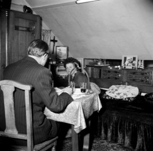 Echtpaar aan tafel in de woonkamer, Bestanddeelnr 252-9333