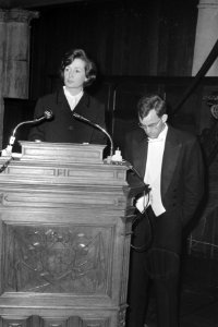 Echtpaar A. E. Meinders (arts) en J. Meinders Groeneveld (biologe) promoveert ge, Bestanddeelnr 923-0881