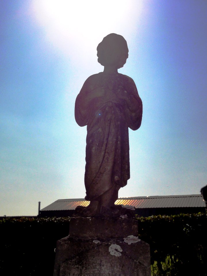 Eccles (Nord, Fr) statuette enfant Jésus au cimetière