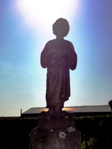 Eccles (Nord, Fr) statuette enfant Jésus au cimetière