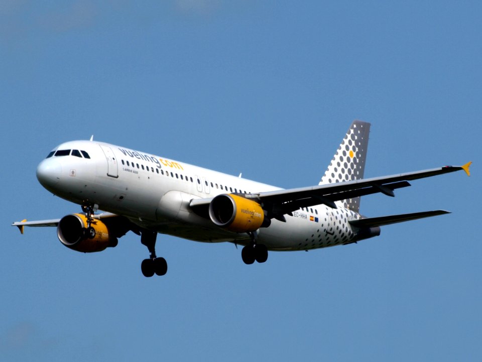 EC-HHA Vueling Airbus A320-214 - cn 1221 pic2