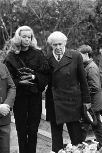 Echtgenote Sylvia Willink-Quiël en naast haar Jan Willink bij het graf van Carel Willink, Bestanddeelnr 932-7399