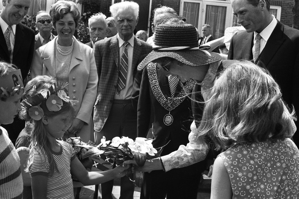 Echtgenote van de nieuwe burgemeester krijgt bloemen aangeboden, Bestanddeelnr 924-6212