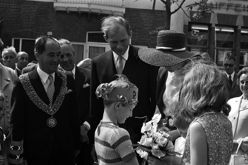 Echtgenote van nieuwe burgemeester krijgt bloemen aangeboden, Bestanddeelnr 924-6213