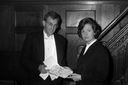 Echtpaar A. E. Meinders (arts) en J. Meinders Groeneveld (biologe) promoveert ge, Bestanddeelnr 923-0878