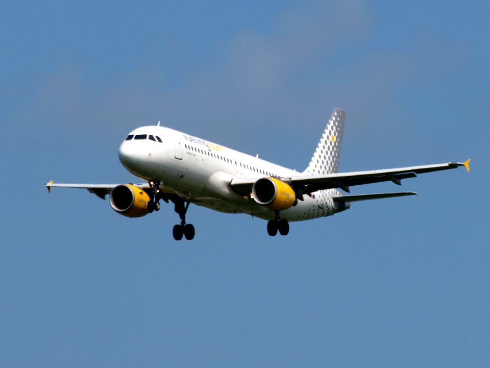 EC-HHA Vueling Airbus A320-214 - cn 1221 pic1