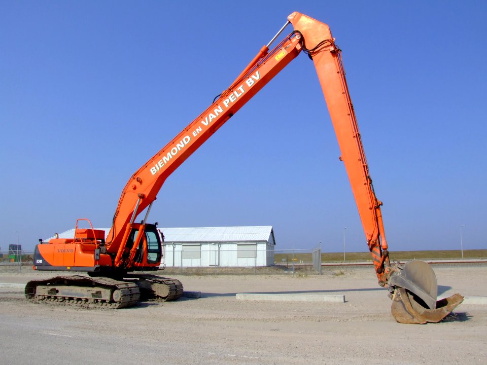 EC240 Volvo Crane p1