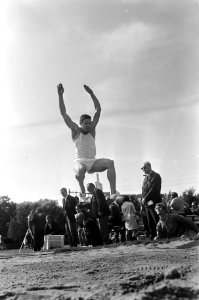 Ed de Noorlander, kampioen tienkamp bij het verspringen, in actie, Bestanddeelnr 921-6402