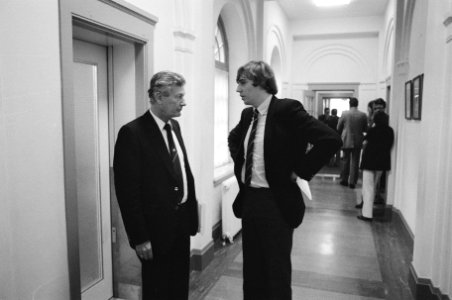 Ed Nijpels (VVD) (r) in gesprek met kandiaat-minister De Koning (CDA), Bestanddeelnr 932-3847