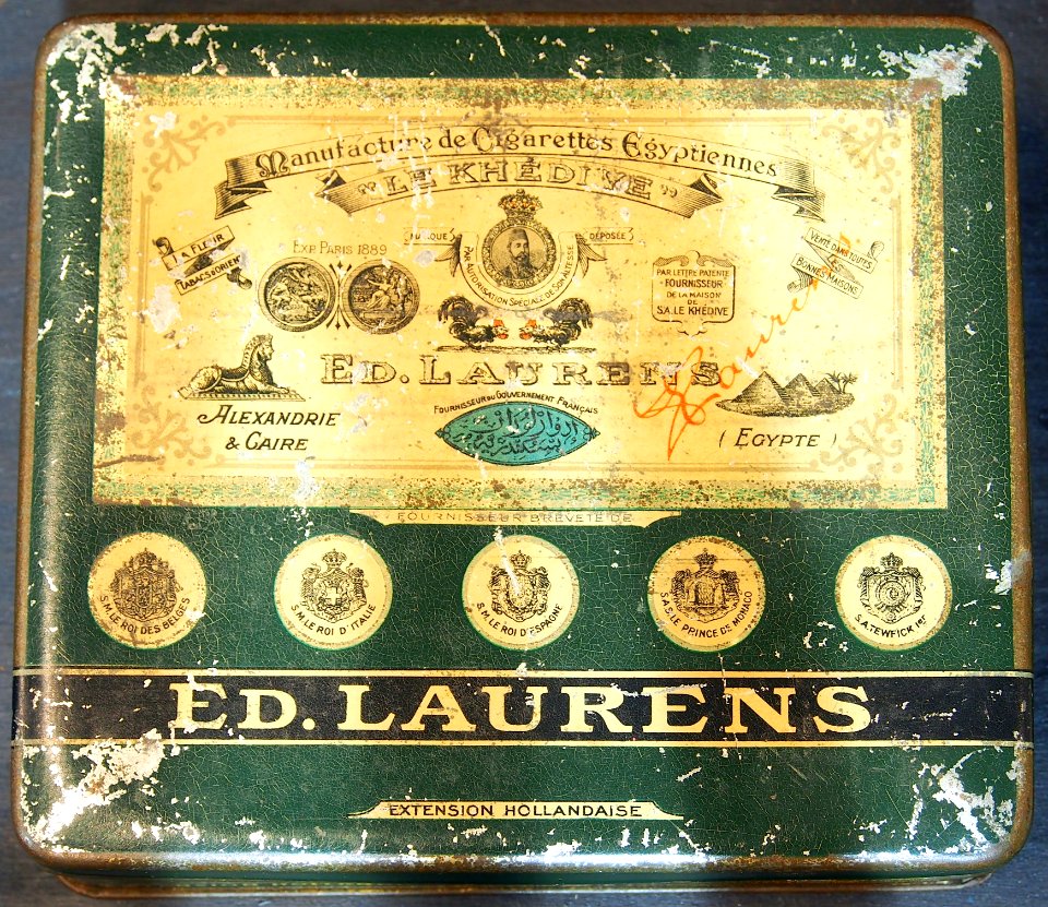 Ed Laurens Le Khedive cigarettes green in front