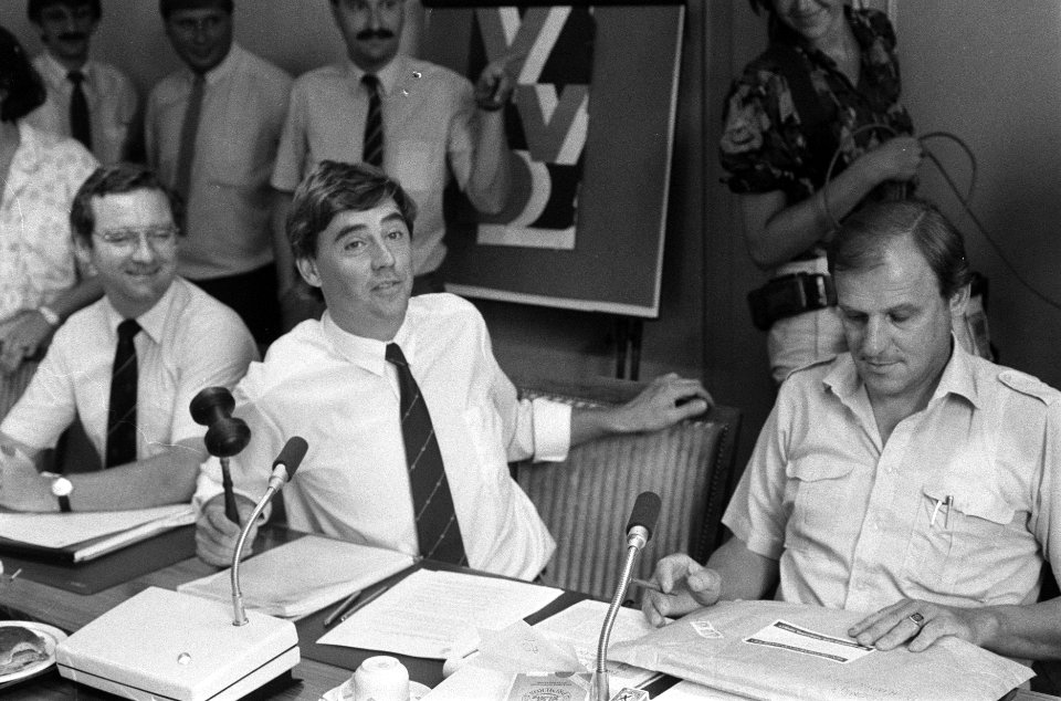 Ed Nijpels (m) en Albert-Jan Evenhuis (r) bij aanvang vergadering VVD-fractie in, Bestanddeelnr 933-7028