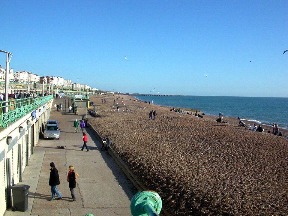 Eastward view along Brighton Beach, Brighton (February 2007)