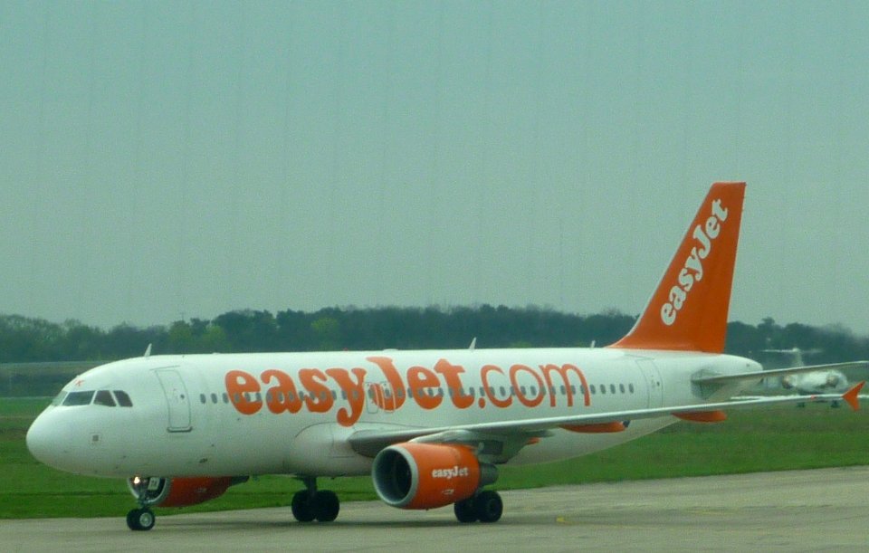 EasyjetG-EZTKtaxingSXF