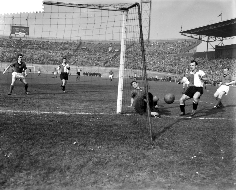 DWSA tegen Feyenoord 0-5 v.l.n.r. Niessen(DWSA), Visser(DWSA) en Rijvers(Feyenoo, Bestanddeelnr 910-1878